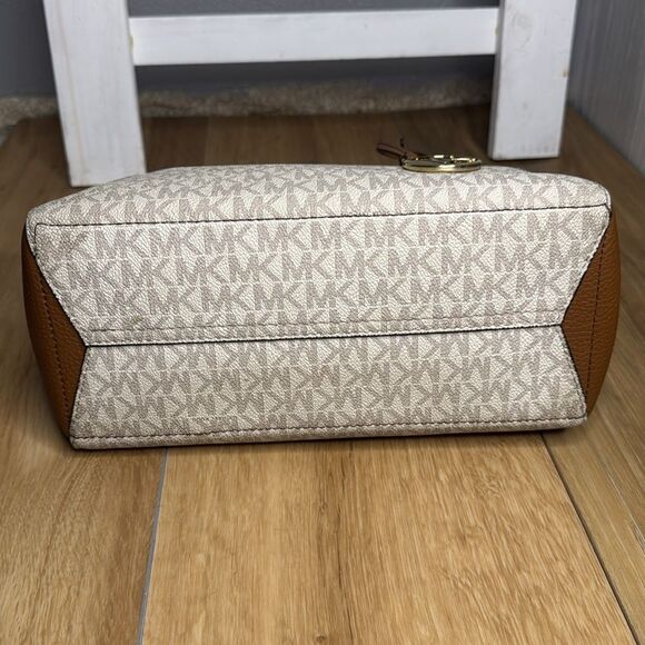 Michael kors bag New with out tags - Picture 8 of 14